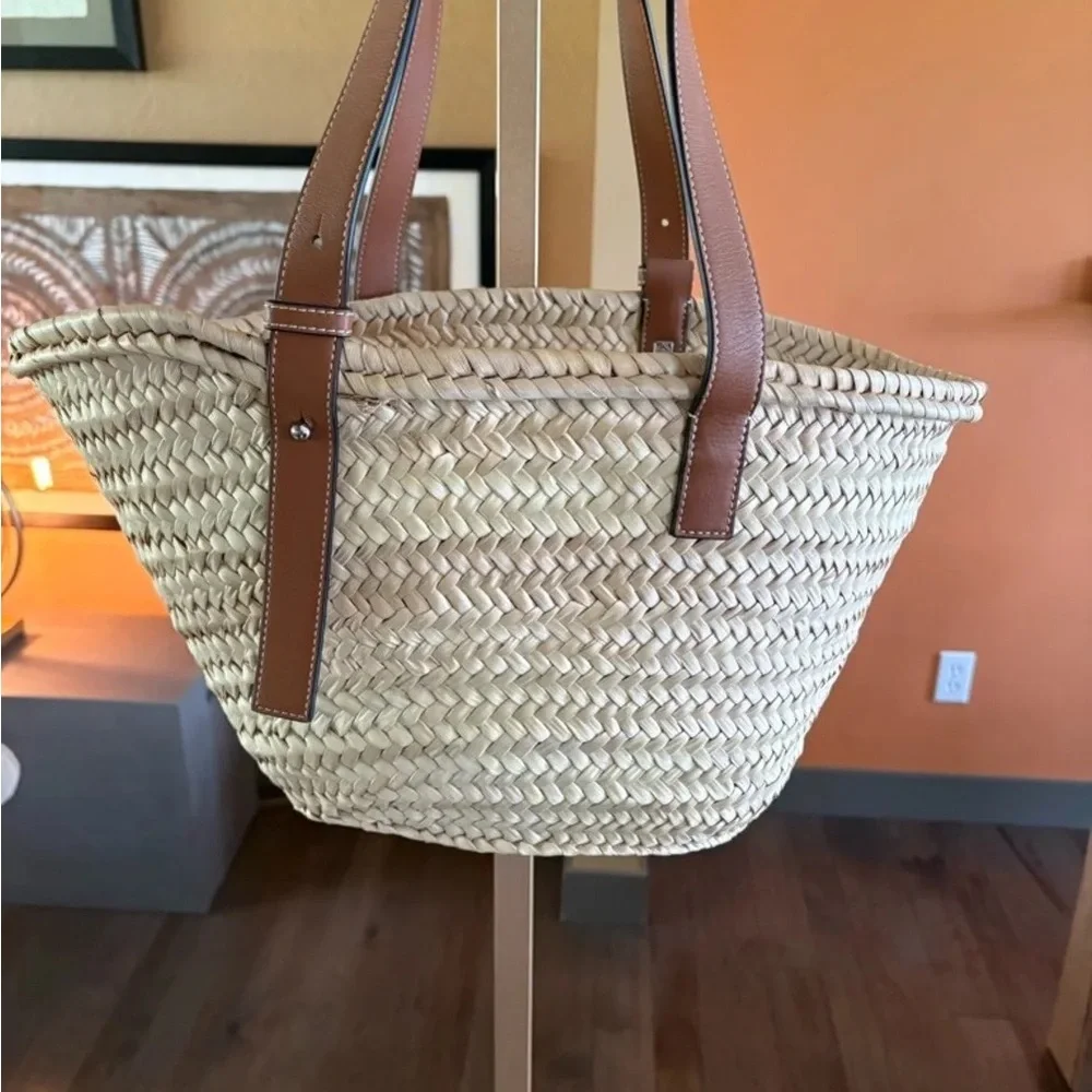 🍒Loewe Natural Straw Tote with Tan Leather Patch and Straps (the Medium size). - Picture 4 of 4